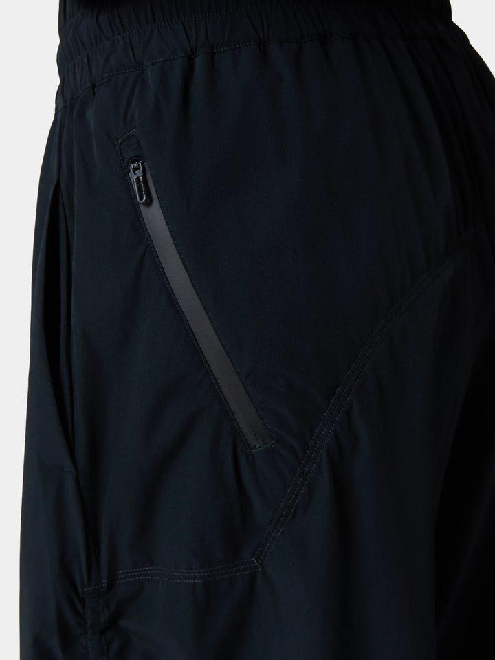 The diagonal zip pocket at the hip of the AeroFlex Motion Pant in Obsidian Black